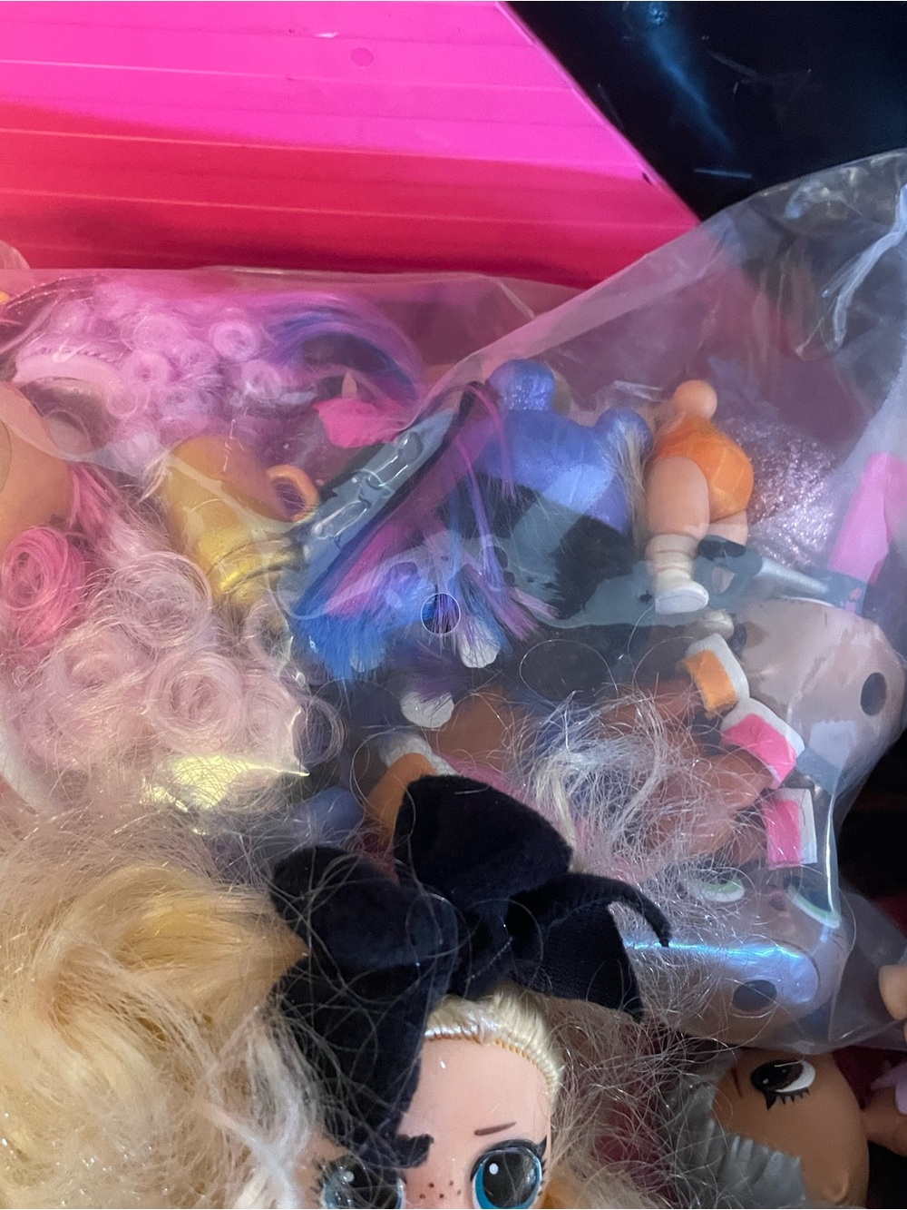 L.O.L. Surprise! Doll Carry Case with Pink and Black Dolls - Picture 3 of 7